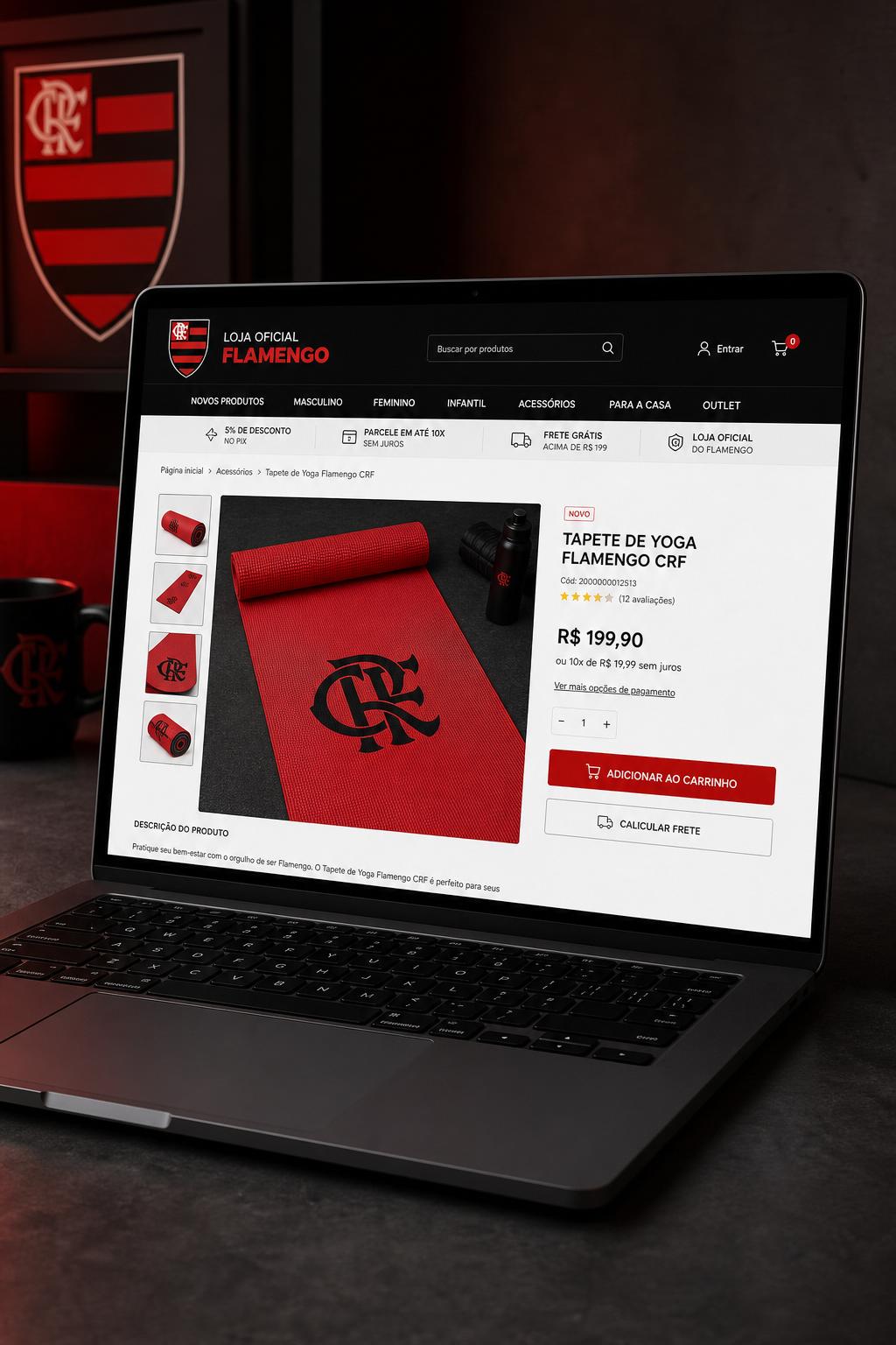 Tapete oficial Flamengo com bandeira do clube ao fundo
